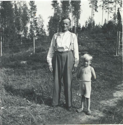 Olin Isän mukana käymässä Mika Kaskimiehen kesämökillä. Kuvan otti Mika Kaskimies